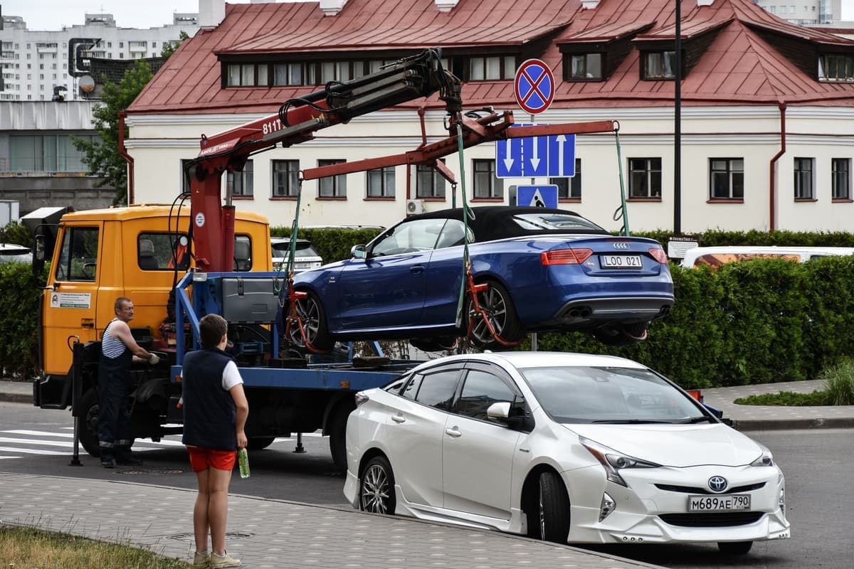 Recovery truck loading a car